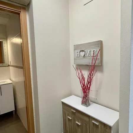 Con Patio Privado, Piscina Comunitaria Y Aire Acondicionado - Es-9-170