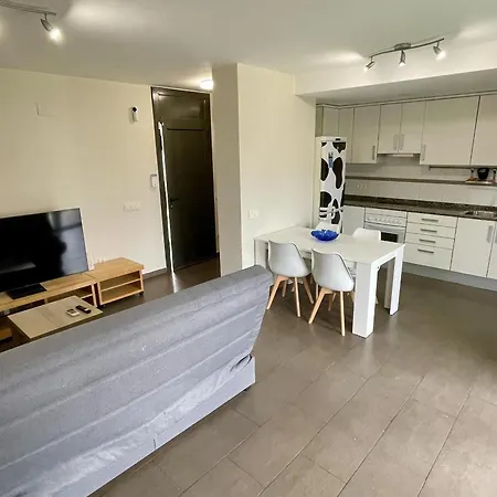 Con Patio Privado, Piscina Comunitaria Y Aire Acondicionado - Es-9-170 *