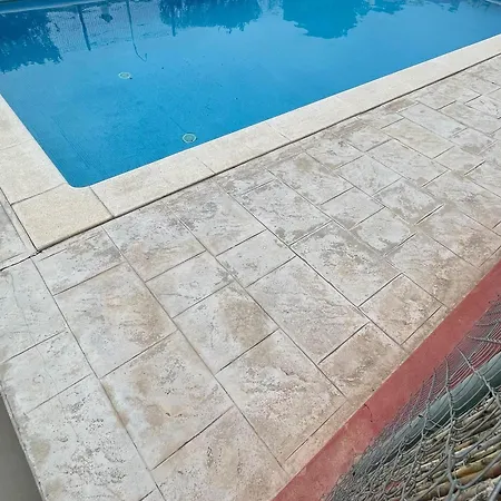 Con Patio Privado, Piscina Comunitaria Y Aire Acondicionado - Es-9-170